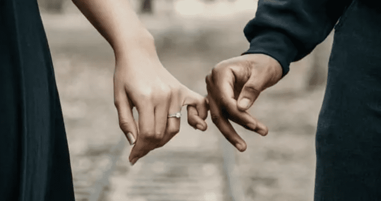 La véritable loi est universelle et cette loi s'applique à travers différents principes dans tous les domaines de la vie y compris les relations. Nos liens les uns avec les autres, bien qu'incroyablement riches en potentiel, semblent être l'un des domaines les plus méconnus de la vie. Nous sommes embourbés dans des idées sur ce qui fait une relation réussie. L'esprit est entouré d'une pensée jusqu'à ce qu'une plus grande pensée vienne toutes gouvernés par l'âme. La plus grande pensée est d'arrêter de plaisanter sur ce que sont les relations et ce qu'elles peuvent devenir. Mais aussi qui vous êtes et ce que les autres doivent être pour vivre l'épanouissement. Vous êtes l'auteur de votre existence ainsi que de votre vie et vous créez votre réalité à travers vos relations. Voici trois lois avec lesquelles travailler pour éviter le dysfonctionnement de vos relations et revenir à l'amour. La loi de la conservation Si vous vous souvenez de votre chimie du lycée, vous connaissez déjà cette loi, qui stipule que l'énergie ne peut pas être créée ou détruite mais peut changer de forme. Lorsque vous sortez cela du laboratoire et que vous entrez dans votre vie, vous réalisez que toute vie est, point final. L'existence est faite d'énergie et de matière, et bien que les formes matérielles semblent aller et venir, l'énergie demeure, transformée et animant une nouvelle forme de matière. De plus, les traits de caractère humains, un type de courant, sont conservés au fil du temps. Ils peuvent changer d'apparence et apparaître dans de nouvelles personnes ou situations, mais ils existent toujours. Ils ne vont pas et viennent, mais ils se transforment. Les perceptions que quelque chose manque en vous-même ou en quelqu'un d'autre ou qu'une personne apporte quoi que ce soit, ne sont que des illusions. Lorsque vous savez que cette loi régit toute énergie, vous êtes libéré de votre point de vue limitatif pour voir une myriade de formes de toutes choses. Rien ne manque et rien n'est gagné ou perdu. Tout reste. L'énergie est et l'amour est. Principe de polarité Si nous passons à la classe de physique, nous pouvons examiner ce que l'on appelle la dualité onde-particule. Ce qui est essentiellement juste un nom scientifique pour la loi de polarité. Vous voyez, la lumière se comporte d'une manière intéressante, selon le type d'expérience que vous faites. Parfois, elle affiche un comportement semblable à une particule, et parfois elle agit comme une onde. Alors, est-ce l'un ou l'autre? C'est les deux. Les physiciens font référence à «la nature ondulatoire des particules» et à «la nature particulaire des ondes» lorsqu'ils tentent de décrire la dualité imbriquée de la nature de la lumière. La loi de polarité stipule que tout (pas seulement la lumière) peut être séparé en deux parties totalement opposées. Mais également que chacune d'elles contient encore la potentialité de l'autre. Les particules ont la potentialité des ondes, le haut existe avec le bas, le blanc a le noir, le lent est aussi rapide. . . Et il en est de même pour l'exaltation et la dépression, l'engouement et le ressentiment, la gentillesse et la cruauté, la générosité et l'avarice... Aucun événement n'est uniquement beau ou tragique. Tout comme personne n'est juste bon ou mauvais. Étiqueter les choses de cette façon peut vous aider à en parler. Toutefois, cela ne vous amène pas au cœur de l'amour. Au lieu de cela, réalisez que chaque fois que vous vous permettez un extrême, vous créez l'expérience égale du contraire. Lorsque vous reconnaissez que l'unilatéralité est simplement une fonction de perception. Cela ouvre la porte à la vision du reste de ce qui est. Et lorsque vous vous permettez de percevoir la totalité de quoi que ce soit, vous êtes ouvert à la perfection divine de l'univers. Rien n'est unilatéral. Tout contient son contraire. Tout est amour. La loi de l'équilibre Isaac Newton a révélé que toute action a une réaction égale et opposée. Ainsi, les forces viennent par paires. Vous pouvez observer un phénomène similaire dans les réactions chimiques. Les choses ont un équilibre inhérent. Bien que quelque chose puisse sembler unilatéral sur le moment, vous verrez avec le temps qu'il y a, en effet, une réaction égale et opposée à ce même moment. Si quelqu'un vous critique et tente de vous démolir, par exemple, vous pouvez compter sur le fait que vous serez bientôt en mesure de reconnaître que quelque part, simultanément, quelqu'un d'autre vous complimente et tente de vous construire. Si vous regardez dans l'instant, et même sur de vastes périodes de temps, vous voyez un bon ordre. L'univers maintient l'équilibre et la synchronicité.