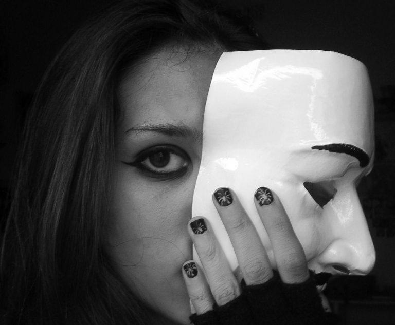 Démasquer l'ego : comment enlever le masque et revenir à soi