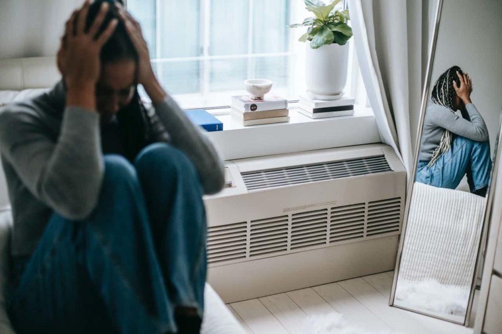 Bavardage mental : Causes du brouillard cérébral et de la surcharge mentale
